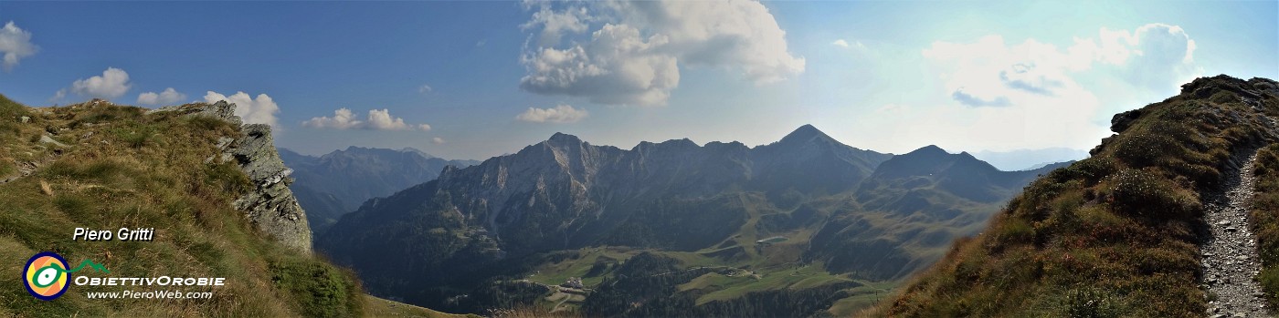 58 Dalla cresta di Lemma la conca di San Simone-Baita del Camoscio e i suoi monti.jpg